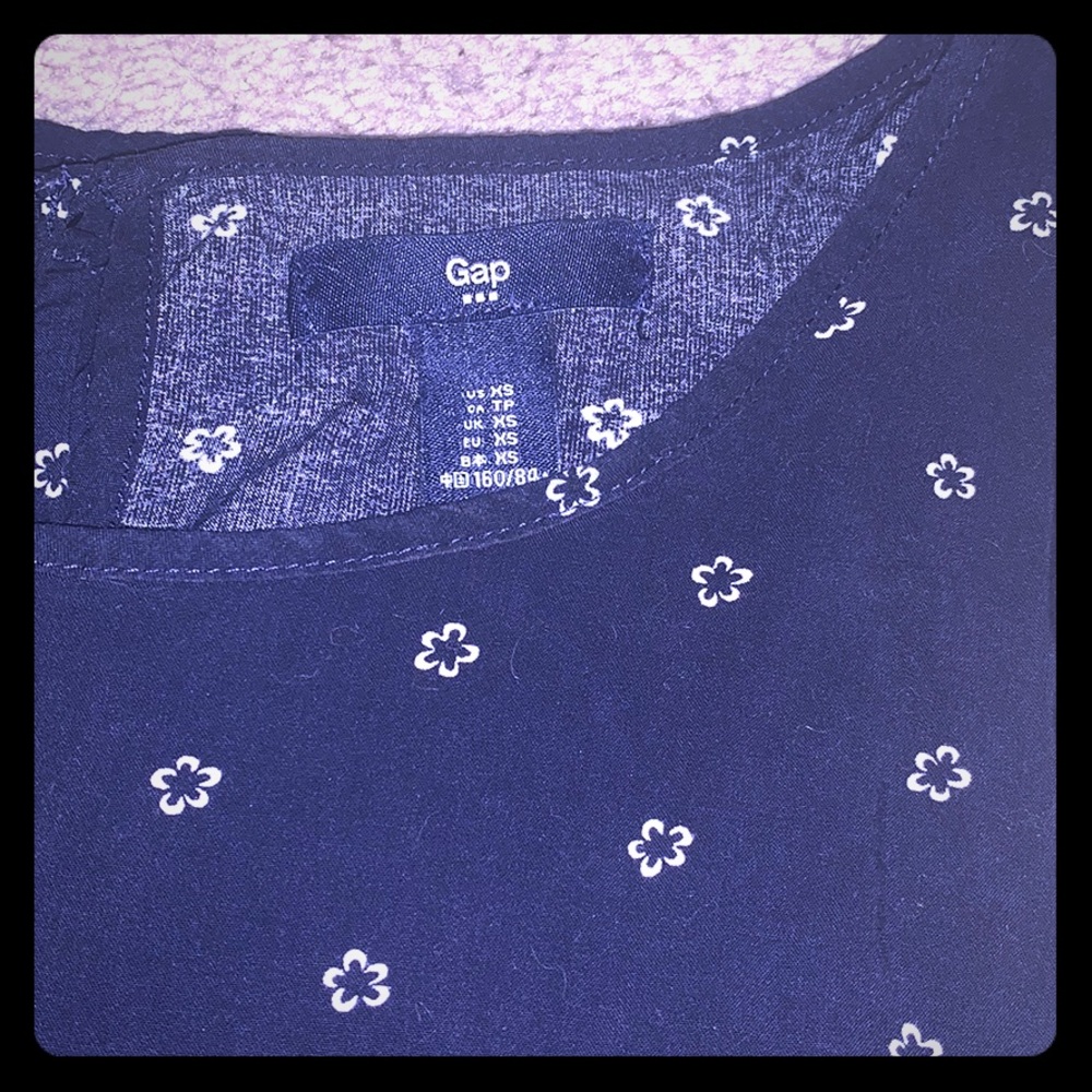 Gap Tee w/Flower Pattern